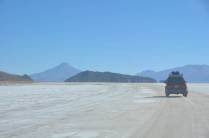Nosso providencial guia pelo Salar de Coipasa, na Bolívia, rumo à fronteira com o Chile